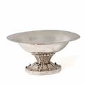 Georg Jensen Oval skål af hammerslået sterlingsølv på tikantet fodstykke med sølvkugler. L. 13,1.