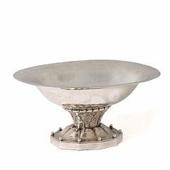 Georg Jensen Oval skål af hammerslået sterlingsølv på tikantet fodstykke med sølvkugler. L. 13,1.