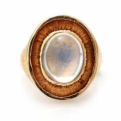 Ole Lynggaard Ring af 14 kt. guld prydet med cabochonslebet månesten. Str. 58. Ca. 1970.