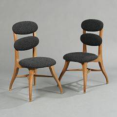 Dansk snedkermester Et par højryggede musikerstole af eg med sko og beslag af messing, justerbare rygstykker, betrukket med koksgrå uld. H. 83. 2