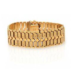 Armbånd af 18 kt. delvist satineret guld. Vægt ca. 34 gr. L. ca. 19 cm.