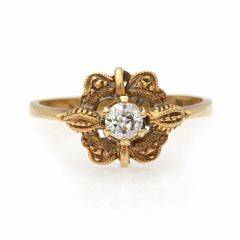 Diamantring af 18 kt. guld prydet med brilliantslebet diamant. Str. 54.