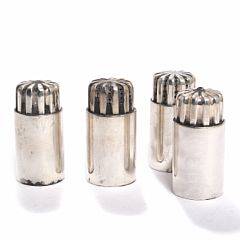 Sigvard Bernadotte To par salt- og peberbøsser af sterlingsølv. Georg Jensen efter 1945. Dessin 834. H. 5. 4