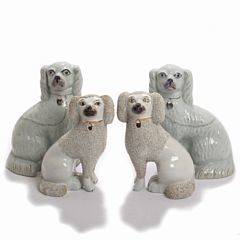 To par Staffordshire hunde af fajance. England 20. årh.s. første halvdel. H. 21 og 25. 4