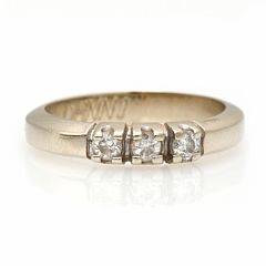 Diamantring af 14 kt. hvidguld prydet med brilliantslebne diamanter på i alt ca. 0.20 ct. Str. 51.