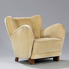 Fritz Hansen, tilskrevet Overpolstret lænestol med ben af bejdset bøg. Sæde, sider og ryg betrukket med lys plys.