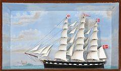 Diorama med tremaster som runder Kronborg. Ca. 1900. 52 x 89 cm.