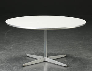 Arne Jacobsen Piet Hein Bruno Mathsson. Sofabord Denne vare er sat til omsalg under nyt varenummer 4191668