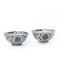 To skåle af porcelæn, dekorerede i farver og guld med blomster og bladværk. Guangzu mærke. 1874-1908. H. 5,5 cm. Diam. 11,5 cm. 2