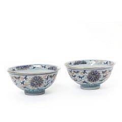 To skåle af porcelæn, dekorerede i farver og guld med blomster og bladværk. Guangzu mærke. 1874-1908. H. 5,5 cm. Diam. 11,5 cm. 2