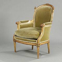 Fransk bergere af forgyldt træ, udskåret med bladværk og ornamentik, sæde, ryg og armlæn betrukket med grønt velour. Ca. 1880.