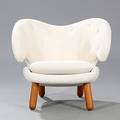 Finn Juhl Pelikanen. Lænestol med ben af teak. Sæde, sider og ryg betrukket med dybthæftet lys uld. Udført hos OneCollection.