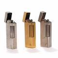 Tre Dunhill lightere, den ene forgyldt. H. 6,4. B. 2,4 cm. 3