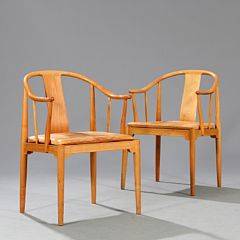 Hans J. Wegner Kinastolen. Et par armstole af kirsebær, hynder betrukket med lyst patineret naturskind. Udført hos Fritz Hansen. 2