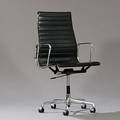 Charles Eames, Ray Eames EA 119. Højrygget kontorstol med armlæn. Stel af forkromet aluminium, sæde og ryg betrukket med sort skind.