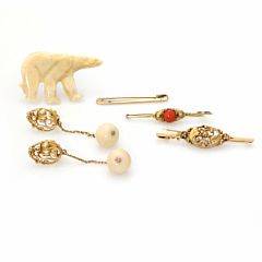 En samling skønvirke smykker af 14 kt guld bestående af fire bocher og et par øreclips. Delvist prydet med koral og tand. 6