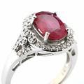 Rubin- og diamantring af 18 kt. hvidguld prydet med oval facetslebet rubin omkranset af talrige brillantslebne diamanter. Str. 54. Ca. 2008.