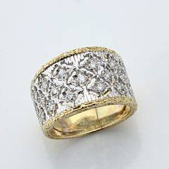 Diamantring af 18 kt. guld og hvidguld prydet med talrige brillantslebne diamanter på i alt ca. 0.30 ct. Farve Wesselton H. Klarhed VVS-VS. Str. 55. Milano.