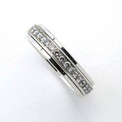 Piaget Diamant alliancering af 18 kt. hvidguld prydet med talrige brillantslebne diamanter. Top WesseltonVVS. Str. 52.