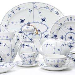 Musselmalet service af porcelæn, dekoreret i underglasur blå. Royal Copenhagen. 81