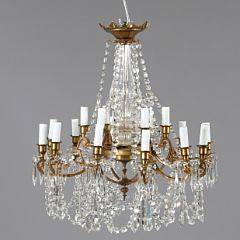 Prismelysekrone med arme til 18 lys og stel af bronze. 20. årh.s begyndelse. Elektrisk. H. 70. Diam. 60 cm.