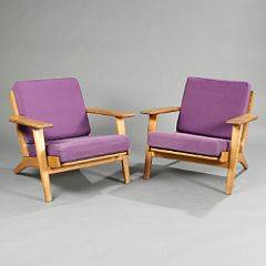 Hans J. Wegner GE 290. Et par lænestole af eg, løse hynder med violet betræk. Udført hos Getama, Gedsted. 2