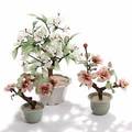 Tre orientalske blomstrende bonsaitræer af glas i keramikpotter. 20. årh. H. 17-36. 3