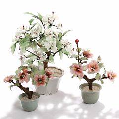 Tre orientalske blomstrende bonsaitræer af glas i keramikpotter. 20. årh. H. 17-36. 3
