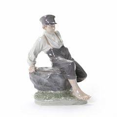 Vogterdreng Figur af porcelæn, dekoreret i underglasurfarver. 1659. Royal Copenhagen. H. 30,5 cm.