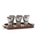 Sæt på seks rømerformede bægre af sølv. På tilhørende bakke af træ. Engelske importstempler. 20. årh. Vægt 1050 gr. H. 12 cm. 7