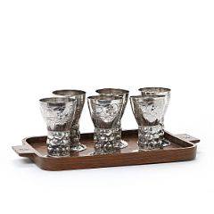 Sæt på seks rømerformede bægre af sølv. På tilhørende bakke af træ. Engelske importstempler. 20. årh. Vægt 1050 gr. H. 12 cm. 7