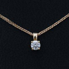 Diamantvedhæng af 18 kt. guld prydet med brillantslebet diamant på ca. 0.18 ct. To guld kæder af 18 kt. guld medfølger. L. ca. 45 og 50 cm. Ca. 1990. 3