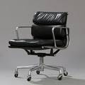 Charles Eames, Ray Eames EA 434. Soft Pad armstol med stel af forkromet aluminium med hjul. Betrukket med sort skind.