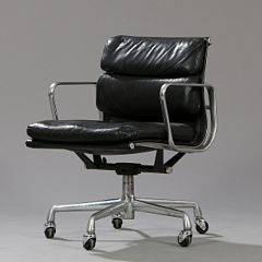 Charles Eames, Ray Eames EA 434. Soft Pad armstol med stel af forkromet aluminium med hjul. Betrukket med sort skind.