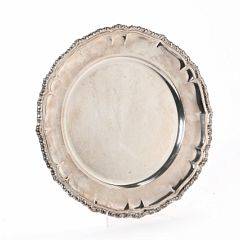 Rundt fad af sølv, gadroneret fane. C. Michelsen, København 1946. Vægt 692 gr. Diam. 36 cm.