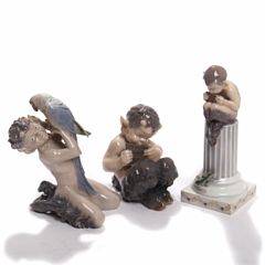 Christian Thomsen Faun med papegøje, faun med fløjte og faun på søjle. Figurer af porcelæn, Kgl. P., dekoreret i underglasur farver. H. 13,5-21. 3