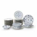 Musselmalet service af porcelæn, dekoreret i underglasur blå, delvis med guldstaffering. Den Kongelige Porcelainsfabrik. 28