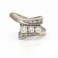Diamantring af 14 kt. hvidguld prydet med talrige brilliant- og enkeltslebne diamanter. Str. 48,5. Ca. 1980.