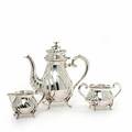Lille kaffeservice af sølv, bestående af kaffekande, flødekande og sukkerskål. Danmark 20. årh. Vægt 603 gr. H. 7-18 cm. 3