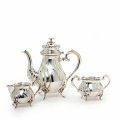 Lille kaffeservice af sølv, bestående af kaffekande, flødekande og sukkerskål. Danmark 20. årh. Vægt 603 gr. H. 7-18 cm. 3