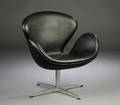 Arne Jacobsen 1902 - 1971. Svanen, hvilestol model 3320, sort læder  Denne auktion er annulleret2009367