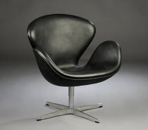Arne Jacobsen 1902 - 1971. Svanen, hvilestol model 3320, sort læder  Denne auktion er annulleret2009367