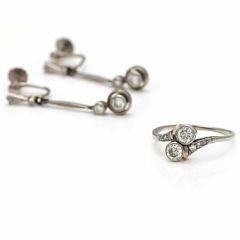 Art Deco diamantsmykkesæt af 14 og 18 kt. hvidguld bestående af ring og øreskruer. Ringstr. 56. L. øreskruer ca. 3,5 cm. Ca. 1920-30. 3