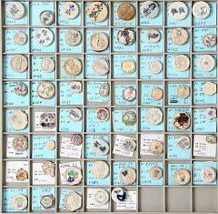 Thailand, bakke med siamesiske spillemønter i porcelæn, anvendtes af private spillehuse i 1800-tallet ved hasardspil, i alt 61 stk. flere bedre typer imellem