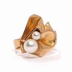 Björn Weckström for Lapponia Perlering af 14 kt. guld prydet med større og mindre kulturperle. Vægt ca. 6,5 gr. Str. 58,5. 1973.