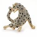Broche af gulddoublé i form af leopard prydet med talrige facetslebne klare og grønne sten. Ca. 9 cm x 9,3 cm. Ca. 1980-90.