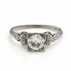 Diamantring af platin prydet med old mine-cut light yellow diamant på ca. 0.92 ct. flankeret af enkeltslebne diamanter. Klarhed VS. Str. 54. Ca. 1950.
