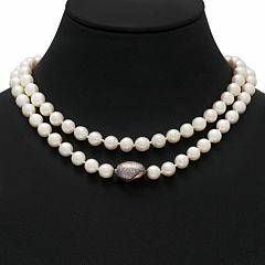 N. E. From Perlehalskæde af delvist satineret 14 kt. guld prydet med kulturperler. L. ca. 74 cm. Ca. 1970.