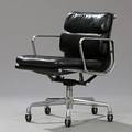Charles Eames, Ray Eames EA 434. Soft Pad armstol med stel af forkromet aluminium med hjul. Betrukket med sort skind.