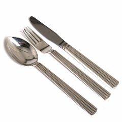 Sigvard Bernadotte Bernadotte. Spiseske, middagsgaffel og -kniv af sterlingsølv. Georg Jensen, 1933-44. Vægt ca. 136 gr. 3